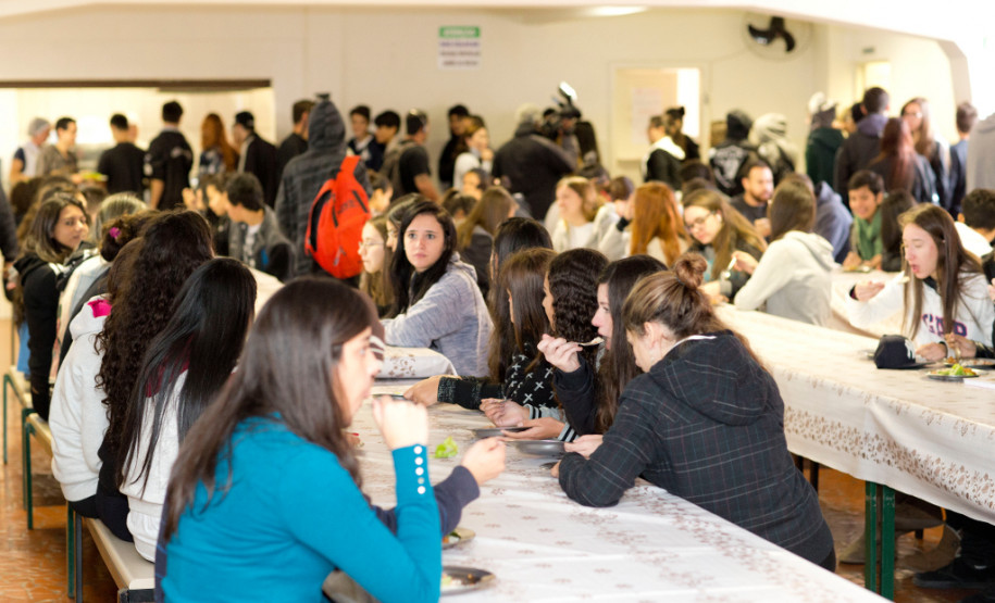 As escolas da rede estadual de ensino começaram a receber nesta semana 80 toneladas de carne bovina para a merenda escolar. Estão sendo entregues nesta remessa 32 toneladas de almôndegas e 48 toneladas de carne em tiras. A Secretaria de Estado da Educação já tem assegurado em contrato cerca de duas mil toneladas de carne bovina, suína e peixes que serão entregues as escolas estaduais ao longo do ano letivo.