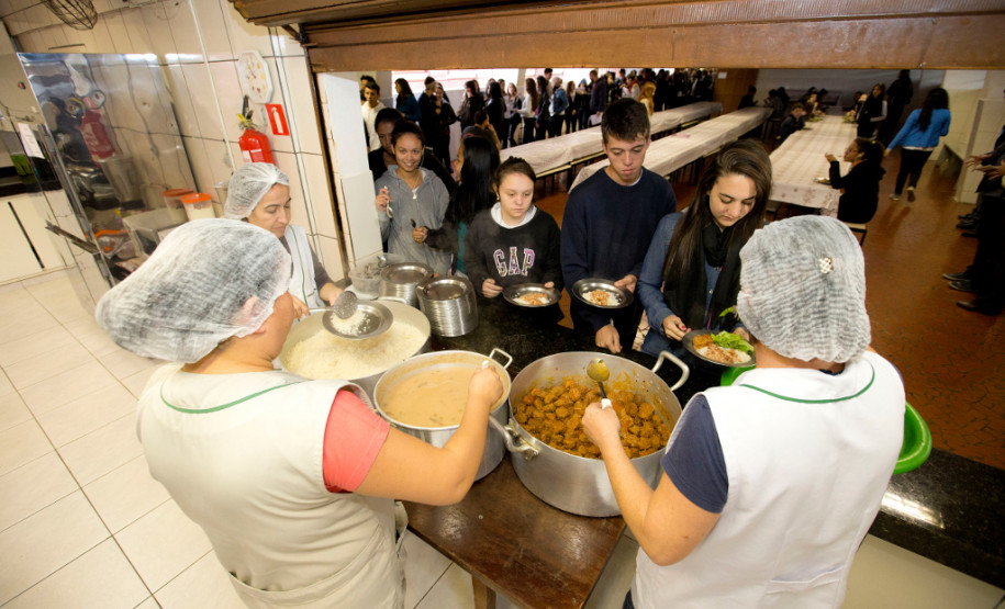 As escolas da rede estadual de ensino começaram a receber nesta semana 80 toneladas de carne bovina para a merenda escolar. Estão sendo entregues nesta remessa 32 toneladas de almôndegas e 48 toneladas de carne em tiras. A Secretaria de Estado da Educação já tem assegurado em contrato cerca de duas mil toneladas de carne bovina, suína e peixes que serão entregues as escolas estaduais ao longo do ano letivo.