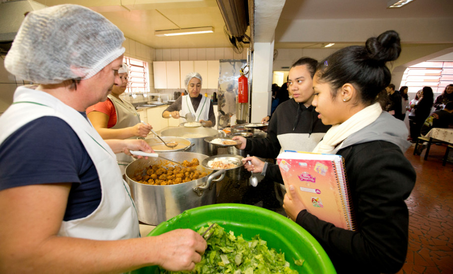 As escolas da rede estadual de ensino começaram a receber nesta semana 80 toneladas de carne bovina para a merenda escolar. Estão sendo entregues nesta remessa 32 toneladas de almôndegas e 48 toneladas de carne em tiras. A Secretaria de Estado da Educação já tem assegurado em contrato cerca de duas mil toneladas de carne bovina, suína e peixes que serão entregues as escolas estaduais ao longo do ano letivo.