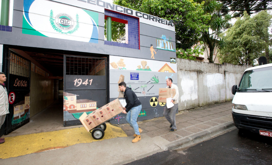 As escolas da rede estadual de ensino começaram a receber nesta semana 80 toneladas de carne bovina para a merenda escolar. Estão sendo entregues nesta remessa 32 toneladas de almôndegas e 48 toneladas de carne em tiras. A Secretaria de Estado da Educação já tem assegurado em contrato cerca de duas mil toneladas de carne bovina, suína e peixes que serão entregues as escolas estaduais ao longo do ano letivo.