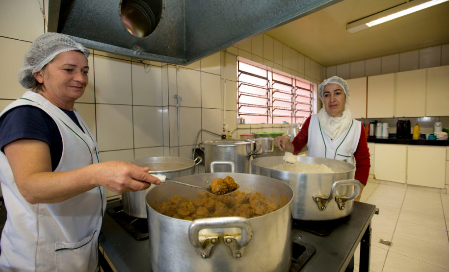 No Colégio Estadual Leôncio Correia, em Curitiba, o preparo da merenda escolar começa com uma visita rápida à despensa