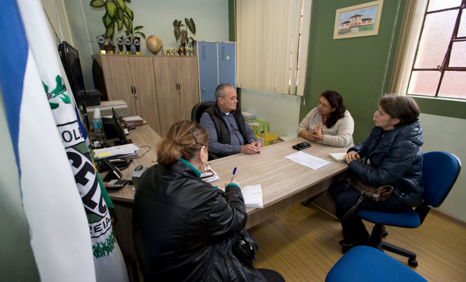 A Ouvidoria da Secretaria de Estado da Educação está mais próxima das escolas da rede estadual de ensino. Nesta quinta-feira (12), a equipe da Ouvidoria iniciou uma série de visitas às escolas estaduais de Curitiba, para conhecer de perto as realidades vivenciadas pelas unidades e trocar experiências com os gestores, agilizando os atendimentos assim à comunidade escolar.
