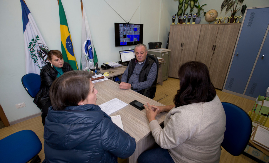 A Ouvidoria da Secretaria de Estado da Educação está mais próxima das escolas da rede estadual de ensino. Nesta quinta-feira (12), a equipe da Ouvidoria iniciou uma série de visitas às escolas estaduais de Curitiba, para conhecer de perto as realidades vivenciadas pelas unidades e trocar experiências com os gestores, agilizando os atendimentos assim à comunidade escolar.