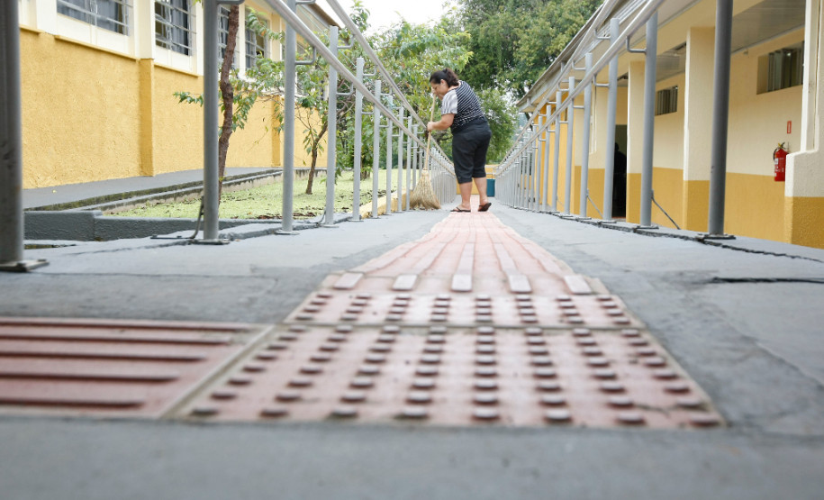 As 2,1 mil escolas da rede pública estadual já podem movimentar, nesta segunda-feira (16), a terceira cota consumo de recursos transferidos pelo Governo do Estado por meio do Programa Fundo Rotativo. A cota consumo, no valor de R$ 3,9 milhões, é destinada à aquisição de material de expediente, limpeza e itens esportivos, por exemplo.