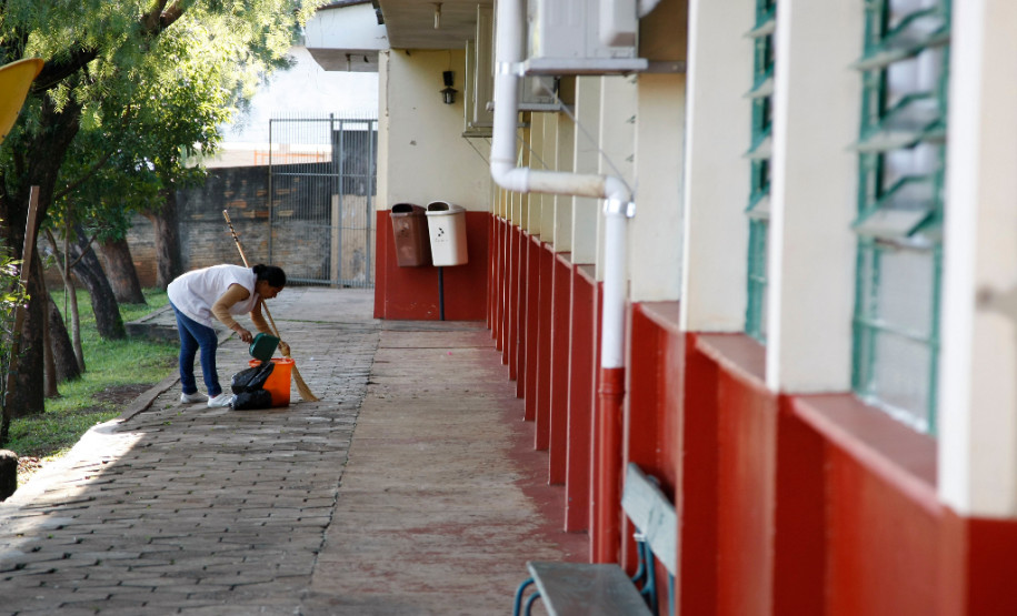 As 2,1 mil escolas da rede pública estadual já podem movimentar, nesta segunda-feira (16), a terceira cota consumo de recursos transferidos pelo Governo do Estado por meio do Programa Fundo Rotativo. A cota consumo, no valor de R$ 3,9 milhões, é destinada à aquisição de material de expediente, limpeza e itens esportivos, por exemplo.