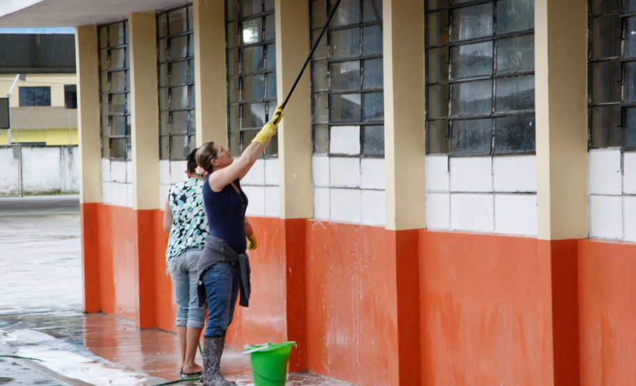 As 2,1 mil escolas da rede pública estadual já podem movimentar, nesta segunda-feira (16), a terceira cota consumo de recursos transferidos pelo Governo do Estado por meio do Programa Fundo Rotativo. A cota consumo, no valor de R$ 3,9 milhões, é destinada à aquisição de material de expediente, limpeza e itens esportivos, por exemplo.
