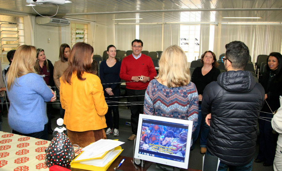 A Secretaria de Estado da Educação iniciou nessa segunda-feira (16), em Curitiba, a formação da primeira equipe multidisciplinar para debater e reforçar os estudos das relações étnicas raciais, história e cultura dos povos de origem afro-brasileiro e indígena. A capacitação é destinada aos funcionários da Secretaria e terá duração de 40 horas, divididas em oito encontros.