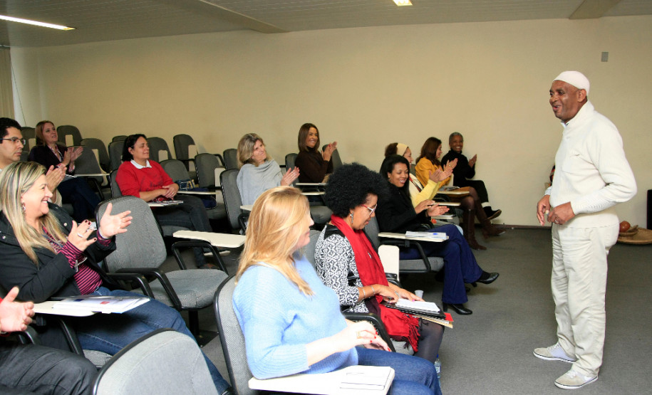 A Secretaria de Estado da Educação iniciou nessa segunda-feira (16), em Curitiba, a formação da primeira equipe multidisciplinar para debater e reforçar os estudos das relações étnicas raciais, história e cultura dos povos de origem afro-brasileiro e indígena. A capacitação é destinada aos funcionários da Secretaria e terá duração de 40 horas, divididas em oito encontros.