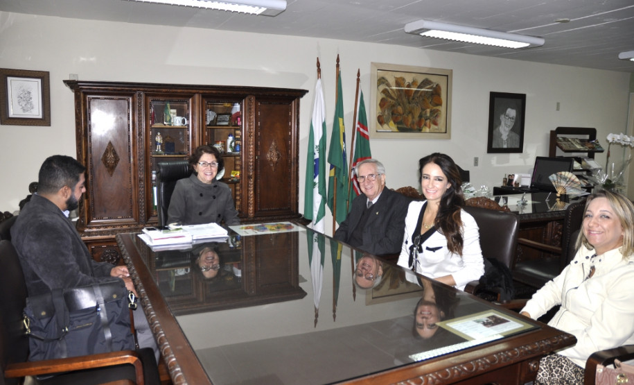 Uma comitiva da Secretaria da Educação do Distrito Federal está no Paraná, nesta terça (17) e quarta-feira (18), para conhecer as ações e sistemas desenvolvidos pela Secretaria de Estado da Educação do Paraná nas áreas de apoio financeiro às escolas, merenda e recursos humanos.