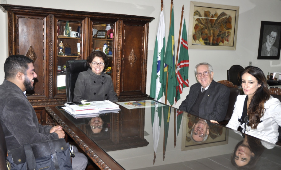 Uma comitiva da Secretaria da Educação do Distrito Federal está no Paraná, nesta terça (17) e quarta-feira (18), para conhecer as ações e sistemas desenvolvidos pela Secretaria de Estado da Educação do Paraná nas áreas de apoio financeiro às escolas, merenda e recursos humanos.