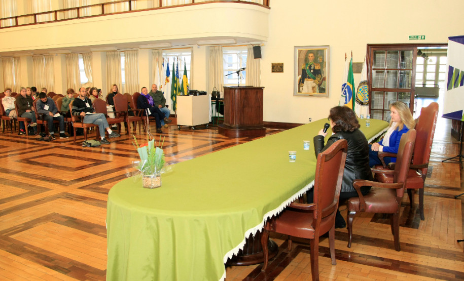 As escolas da rede estadual tombadas pelo patrimônio histórico terão um museu próprio para catalogar e divulgar seu patrimônio cultural e a contribuição à educação paranaense. A ação faz parte do programa Museu da Escola Paranaense, do Governo do Estado. Nesta terça-feira (17), a Secretaria de Estado da Educação iniciou, em Curitiba, o curso de capacitação “Educação Patrimonial e a Preservação da Cultura Escolar do Paraná”.