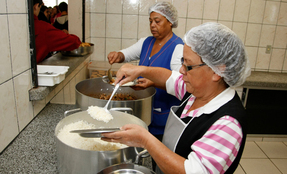 Escolas já receberam quase três mil toneladas de alimentos As 2.100 escolas da rede estadual de ensino já receberam aproximadamente três mil toneladas de alimentos destinados à merenda escolar desde o início do ano letivo, em fevereiro. São cerca de 50 itens de alimentos não perecíveis, carnes bovina, filé de peixe e almôndegas. Somente em Maringá e região foram entregues 143 toneladas.