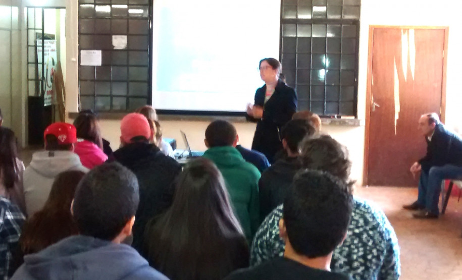 Professores Adriane Eleutério Souza, Karoline Brito Veiga e João Carlos Souza do NRE Guarapuava, nas atividades do Momento Enem em escolas estaduais da região.