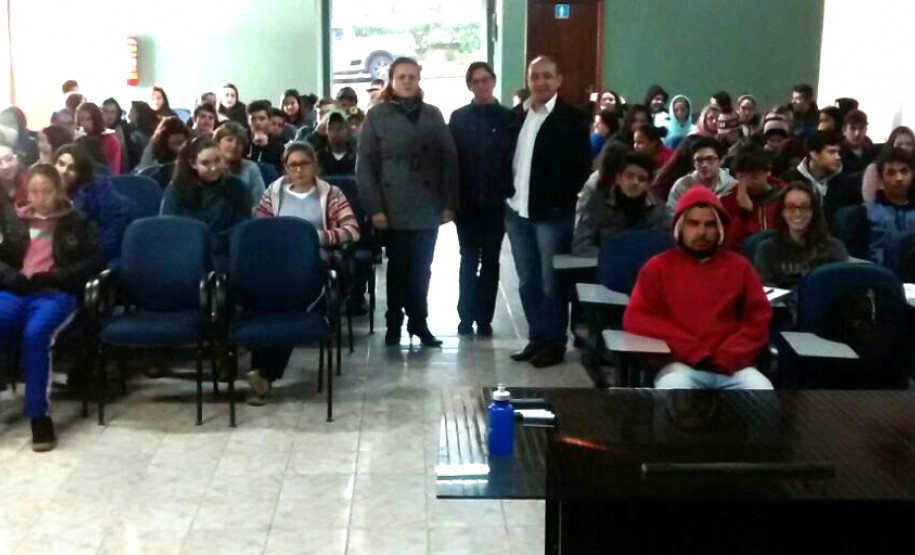 Professores Adriane Eleutério Souza, Karoline Brito Veiga e João Carlos Souza do NRE Guarapuava, nas atividades do Momento Enem em escolas estaduais da região.