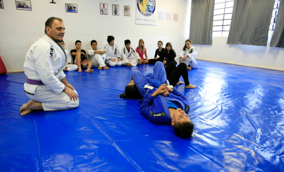 Cinco vezes por semana, os estudantes do Colégio Estadual São Pedro Apóstolo, no bairro Xaxim, em Curitiba, trocam a sala de aula pelo tatame para participar das aulas de jiu-jitsu oferecidas pela escola em parceria com professores voluntários. O objetivo é disponibilizar aos alunos atividades diferenciadas no turno complementar e que contribuam para a prática esportiva, o comportamento e o rendimento escolar.