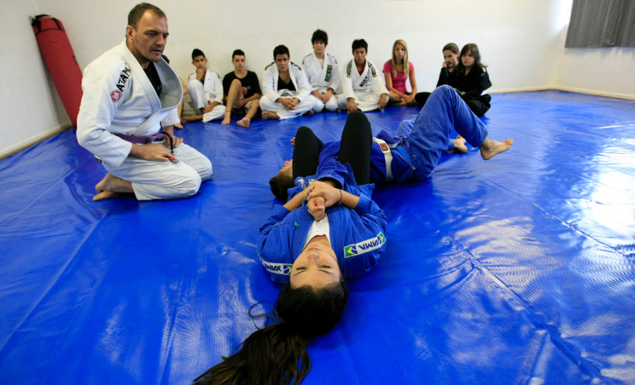 Cinco vezes por semana, os estudantes do Colégio Estadual São Pedro Apóstolo, no bairro Xaxim, em Curitiba, trocam a sala de aula pelo tatame para participar das aulas de jiu-jitsu oferecidas pela escola em parceria com professores voluntários. O objetivo é disponibilizar aos alunos atividades diferenciadas no turno complementar e que contribuam para a prática esportiva, o comportamento e o rendimento escolar.