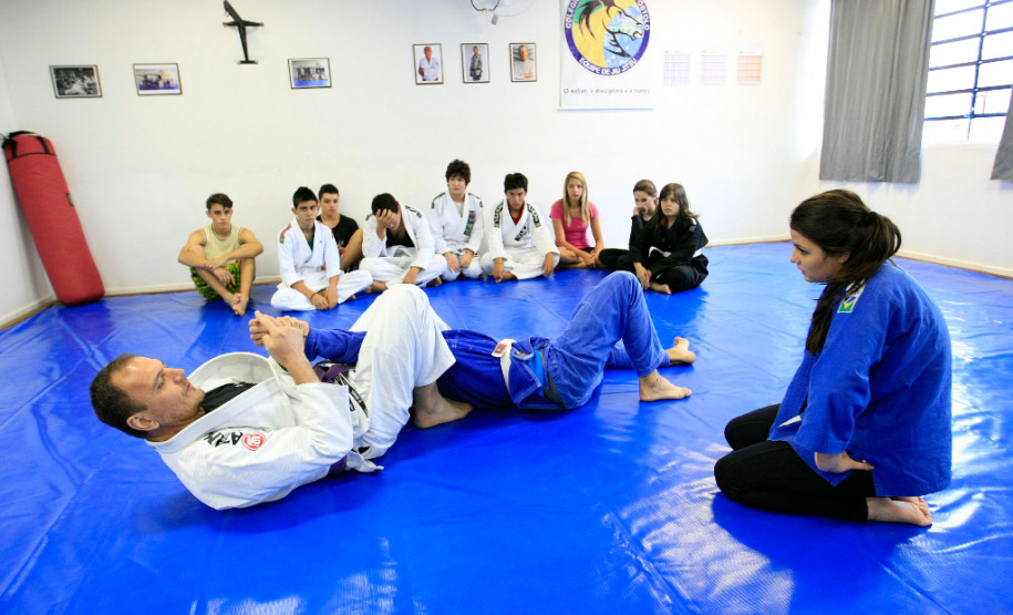 Cinco vezes por semana, os estudantes do Colégio Estadual São Pedro Apóstolo, no bairro Xaxim, em Curitiba, trocam a sala de aula pelo tatame para participar das aulas de jiu-jitsu oferecidas pela escola em parceria com professores voluntários. O objetivo é disponibilizar aos alunos atividades diferenciadas no turno complementar e que contribuam para a prática esportiva, o comportamento e o rendimento escolar.