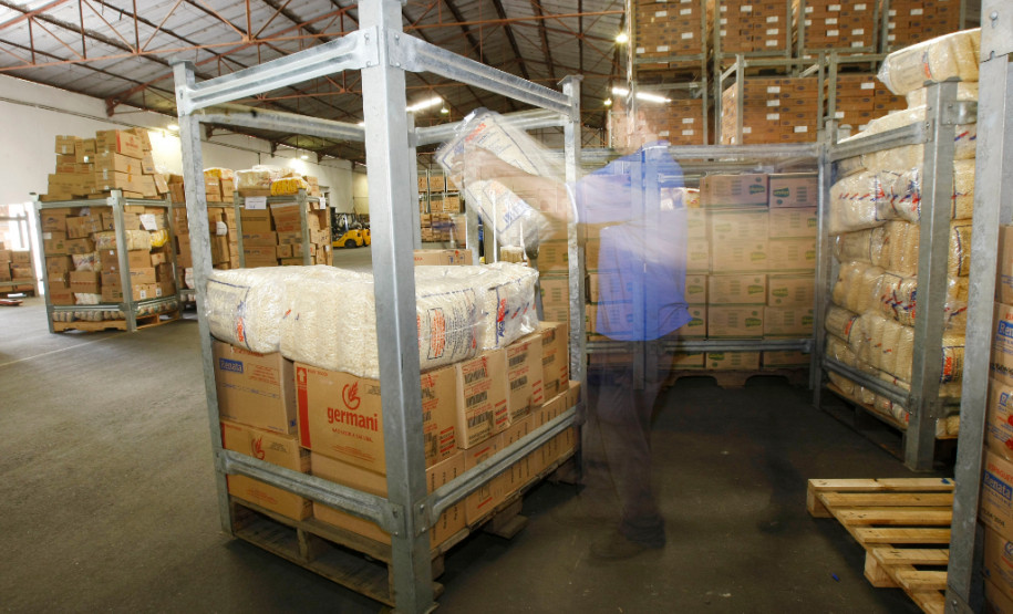 Galpão da Codapar, onde alimentos das escolas são estocados e distribuídos.