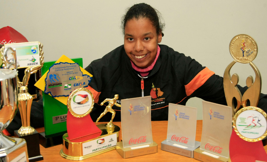 Raira fez parte da seleção paranaense de atletismo paraolímpico por três anos consecutivos (entre 2013 e 2015) e já participou de várias competições de atletismo. O bom desempenho e o exemplo de superação rendeu à estudante uma homenagem de mérito esportivo pela Câmara de Curitiba e a indicação para conduzir o fogo olímpico. “Estou tranquila para o dia do revezamento, vai ser uma experiência legal”, diz a aluna, que ensaia em casa todos os dias com a ajuda da mãe, Regiane Rodrigues.