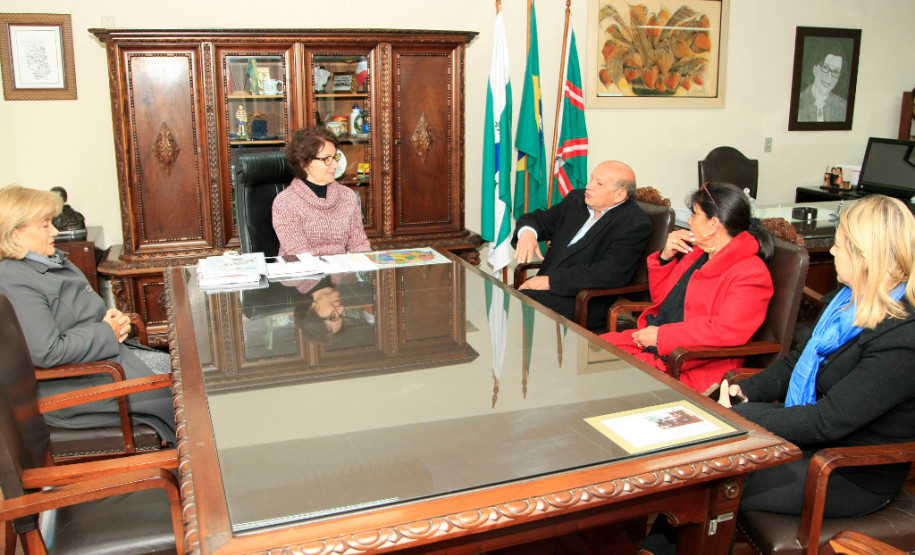 Representantes da comunidade cigana paranaense estiveram nesta terça-feira (24), na Secretaria de Estado da Educação, para uma visita à secretária Ana Seres