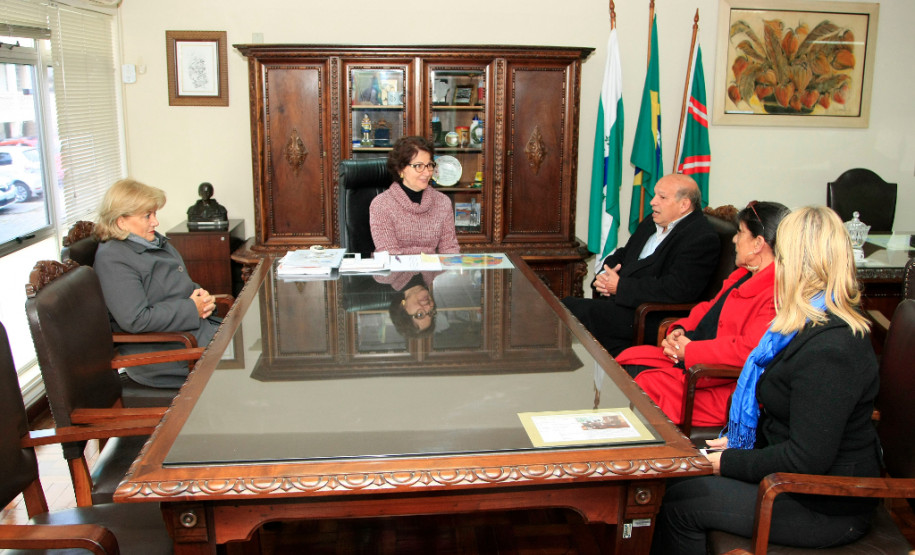 Representantes da comunidade cigana paranaense estiveram nesta terça-feira (24), na Secretaria de Estado da Educação, para uma visita à secretária Ana Seres