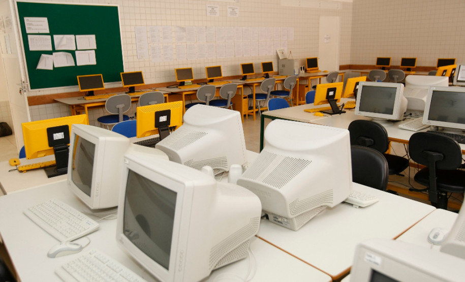 Estudantes de colégios ocupados terão que repor aulas Laboratório de informática.