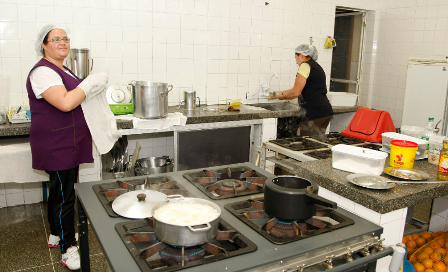 Merendeiras de escola estadual.