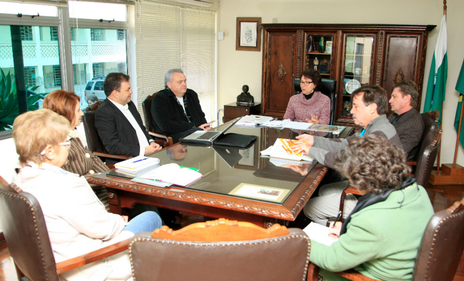 Projeto piloto da Coordenadoria de Apoio Financeiro à Rede Escolar (CAF) da Secretaria de Estado da Educação do Paraná busca aliar a gestão eficiente dos recursos das escolas ao fomento da economia local das cidades do Paraná.

O projeto “Escola também compra”, que será iniciado em Guarapuava, foi apresentado à secretária de Estado da Educação, professora Ana Seres, pelo chefe da CAF, Manoel José Vicente.