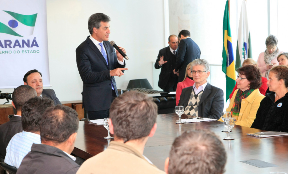 O governador Beto Richa assinou nesta quarta-feira (25) a homologação de contratos da Secretaria de Estado da Educação com 44 cooperativas que fornecerão produtos para a merenda escolar, como frutas, legumes, verduras e hortaliças. No Paraná, 51% dos alimentos que compõem a merenda escolar são provenientes da agricultura familiar, sendo grande parte de produtos orgânicos.