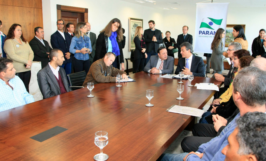 O governador Beto Richa assinou nesta quarta-feira (25) a homologação de contratos da Secretaria de Estado da Educação com 44 cooperativas que fornecerão produtos para a merenda escolar, como frutas, legumes, verduras e hortaliças. No Paraná, 51% dos alimentos que compõem a merenda escolar são provenientes da agricultura familiar, sendo grande parte de produtos orgânicos.