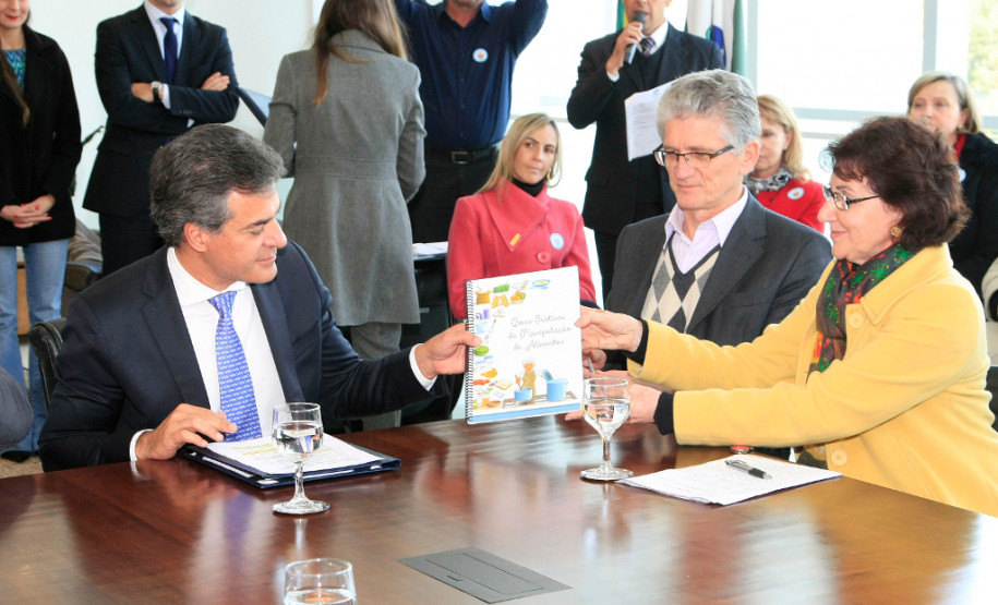 O governador Beto Richa assinou nesta quarta-feira (25) a homologação de contratos da Secretaria de Estado da Educação com 44 cooperativas que fornecerão produtos para a merenda escolar, como frutas, legumes, verduras e hortaliças. No Paraná, 51% dos alimentos que compõem a merenda escolar são provenientes da agricultura familiar, sendo grande parte de produtos orgânicos.