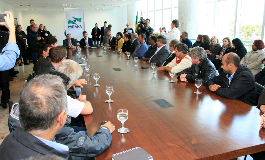 O governador Beto Richa assinou nesta quarta-feira (25) a homologação de contratos da Secretaria de Estado da Educação com 44 cooperativas que fornecerão produtos para a merenda escolar, como frutas, legumes, verduras e hortaliças. No Paraná, 51% dos alimentos que compõem a merenda escolar são provenientes da agricultura familiar, sendo grande parte de produtos orgânicos.