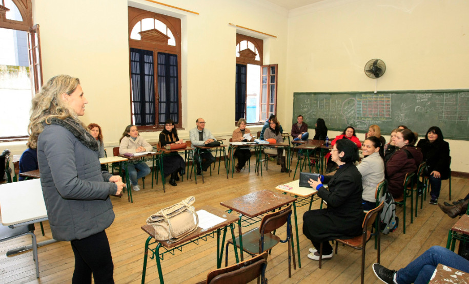 Os profissionais que atuam na rede estadual de ensino participam nesta segunda-feira (30) de cursos, palestras e oficinas para a formação continuada oferecida pela Secretaria de Estado da Educação.
