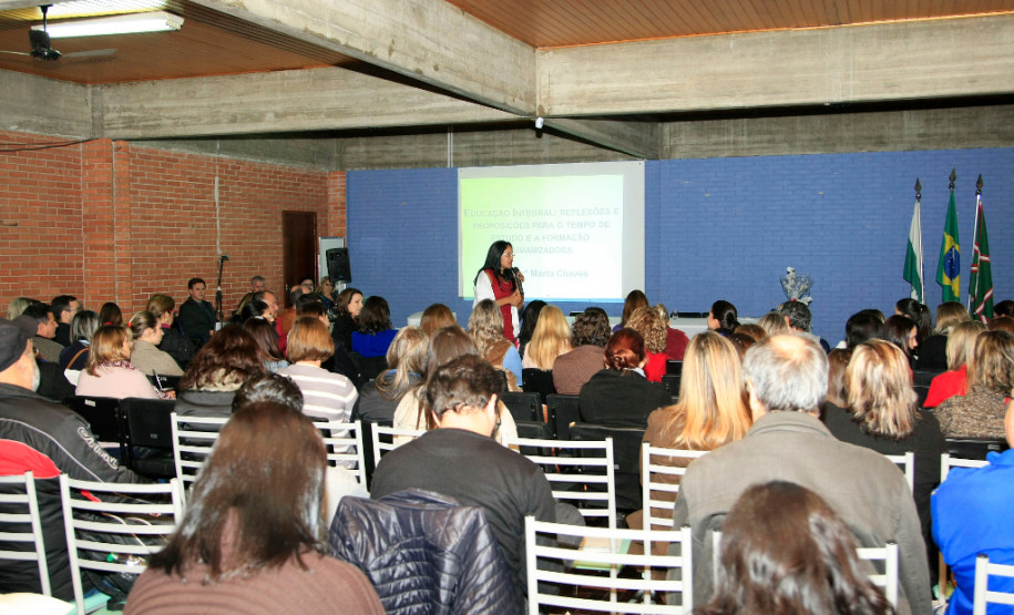 Os profissionais que atuam na rede estadual de ensino participam nesta segunda-feira (30) de cursos, palestras e oficinas para a formação continuada oferecida pela Secretaria de Estado da Educação.