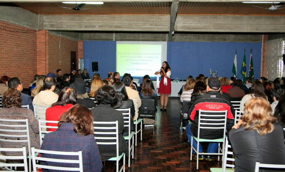 Os profissionais que atuam na rede estadual de ensino participam nesta segunda-feira (30) de cursos, palestras e oficinas para a formação continuada oferecida pela Secretaria de Estado da Educação.
