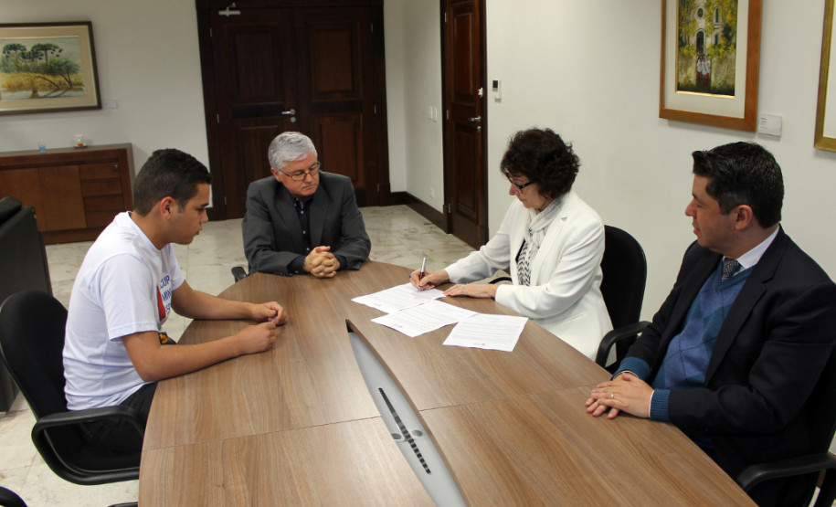 Antes do encontro com o governador os estudantes tiveram reunião com o chefe da Casa Civil, Valdir Rossoni, e a secretária da Educação, Ana Seres na Casa Civil, quando firmaram um acordo para que não haja novas ocupações de escolas. Também participaram desta reunião os deputados estaduais Hussein Bakri e Professor Lemos, que integram a Comissão de Educação da Assembleia Legislativa.