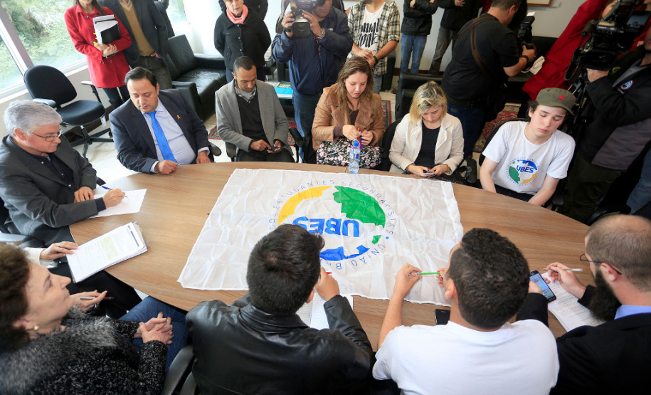 Antes do encontro com o governador os estudantes tiveram reunião com o chefe da Casa Civil, Valdir Rossoni, e a secretária da Educação, Ana Seres na Casa Civil, quando firmaram um acordo para que não haja novas ocupações de escolas. Também participaram desta reunião os deputados estaduais Hussein Bakri e Professor Lemos, que integram a Comissão de Educação da Assembleia Legislativa.