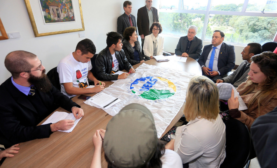 Antes do encontro com o governador os estudantes tiveram reunião com o chefe da Casa Civil, Valdir Rossoni, e a secretária da Educação, Ana Seres na Casa Civil, quando firmaram um acordo para que não haja novas ocupações de escolas. Também participaram desta reunião os deputados estaduais Hussein Bakri e Professor Lemos, que integram a Comissão de Educação da Assembleia Legislativa.