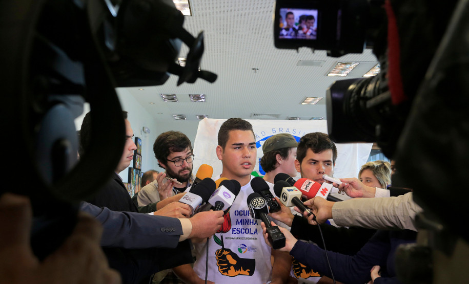 Antes do encontro com o governador os estudantes tiveram reunião com o chefe da Casa Civil, Valdir Rossoni, e a secretária da Educação, Ana Seres na Casa Civil, quando firmaram um acordo para que não haja novas ocupações de escolas. Também participaram desta reunião os deputados estaduais Hussein Bakri e Professor Lemos, que integram a Comissão de Educação da Assembleia Legislativa.
