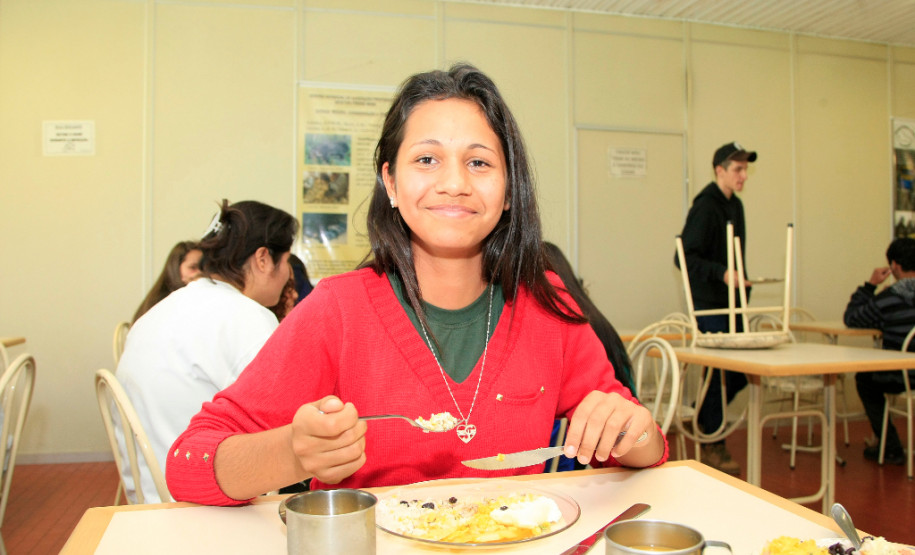São servidas seis refeições diárias para os alunos que moram na escola. “Todo dia tem bastante variedade, saladas, arroz, feijão, carnes, cereais. Achei muito bom acrescentar o ovo porque permite variar ainda mais”, disse Kathyn Lima Stal, 14 anos, matriculada no 1° ano do curso de Agropecuária.