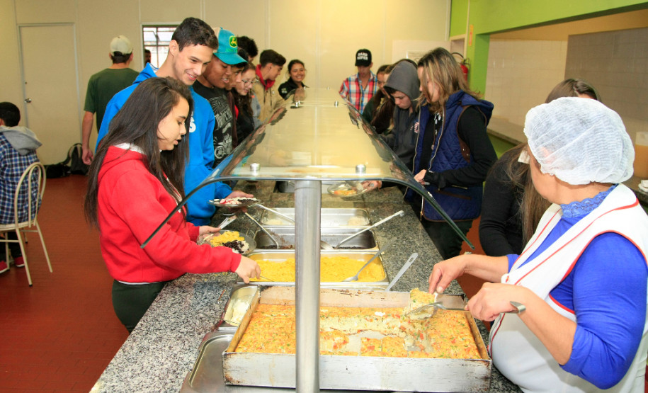 O cardápio da merenda servida diariamente para um milhão de alunos das escolas estaduais foi reforçado com a inclusão de ovos nas receitas. O Governo do Estado entregou mais de 1,4 milhão de dúzias de ovos às escolas e também receituários produzidos por nutricionistas da Secretaria de Estado da Educação para auxiliar os cozinheiros na elaboração dos pratos. Na foto, merenda no Centro Estadual de Educação Profissional (CEEP) Newton Freire Maia, em Pinhais, na Região Metropolitana de Curitiba.