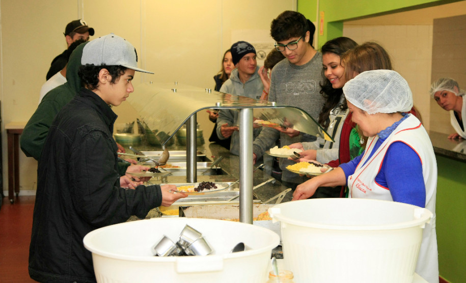 O cardápio da merenda servida diariamente para um milhão de alunos das escolas estaduais foi reforçado com a inclusão de ovos nas receitas. O Governo do Estado entregou mais de 1,4 milhão de dúzias de ovos às escolas e também receituários produzidos por nutricionistas da Secretaria de Estado da Educação para auxiliar os cozinheiros na elaboração dos pratos. Na foto, merenda no Centro Estadual de Educação Profissional (CEEP) Newton Freire Maia, em Pinhais, na Região Metropolitana de Curitiba.