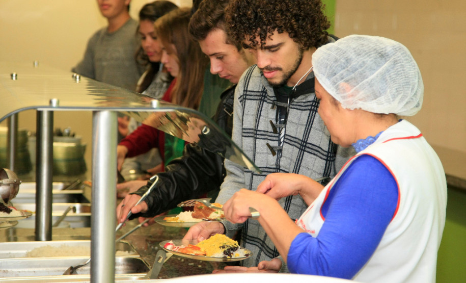 O cardápio da merenda servida diariamente para um milhão de alunos das escolas estaduais foi reforçado com a inclusão de ovos nas receitas. O Governo do Estado entregou mais de 1,4 milhão de dúzias de ovos às escolas e também receituários produzidos por nutricionistas da Secretaria de Estado da Educação para auxiliar os cozinheiros na elaboração dos pratos. Na foto, merenda no Centro Estadual de Educação Profissional (CEEP) Newton Freire Maia, em Pinhais, na Região Metropolitana de Curitiba.