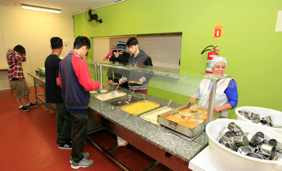 O cardápio da merenda servida diariamente para um milhão de alunos das escolas estaduais foi reforçado com a inclusão de ovos nas receitas. O Governo do Estado entregou mais de 1,4 milhão de dúzias de ovos às escolas e também receituários produzidos por nutricionistas da Secretaria de Estado da Educação para auxiliar os cozinheiros na elaboração dos pratos. Na foto, merenda no Centro Estadual de Educação Profissional (CEEP) Newton Freire Maia, em Pinhais, na Região Metropolitana de Curitiba.