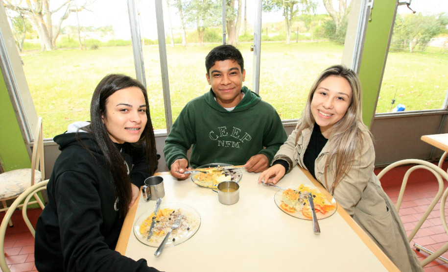 O cardápio da merenda servida diariamente para um milhão de alunos das escolas estaduais foi reforçado com a inclusão de ovos nas receitas. O Governo do Estado entregou mais de 1,4 milhão de dúzias de ovos às escolas e também receituários produzidos por nutricionistas da Secretaria de Estado da Educação para auxiliar os cozinheiros na elaboração dos pratos. Na foto, merenda no Centro Estadual de Educação Profissional (CEEP) Newton Freire Maia, em Pinhais, na Região Metropolitana de Curitiba.