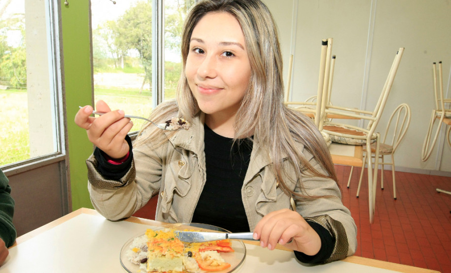 “A merenda é bem variada, o que é muito bom. Além disso, os alimentos não contêm agrotóxicos, alguns são da nossa horta, o que torna a refeição mais atraente”, contou a aluna Cleissy Ribeiro Batista, 18 anos, do 3° ano, do curso técnico em Agropecuária.