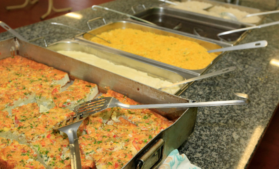 O cardápio da merenda servida diariamente para um milhão de alunos das escolas estaduais foi reforçado com a inclusão de ovos nas receitas. O Governo do Estado entregou mais de 1,4 milhão de dúzias de ovos às escolas e também receituários produzidos por nutricionistas da Secretaria de Estado da Educação para auxiliar os cozinheiros na elaboração dos pratos. Na foto, merenda no Centro Estadual de Educação Profissional (CEEP) Newton Freire Maia, em Pinhais, na Região Metropolitana de Curitiba.