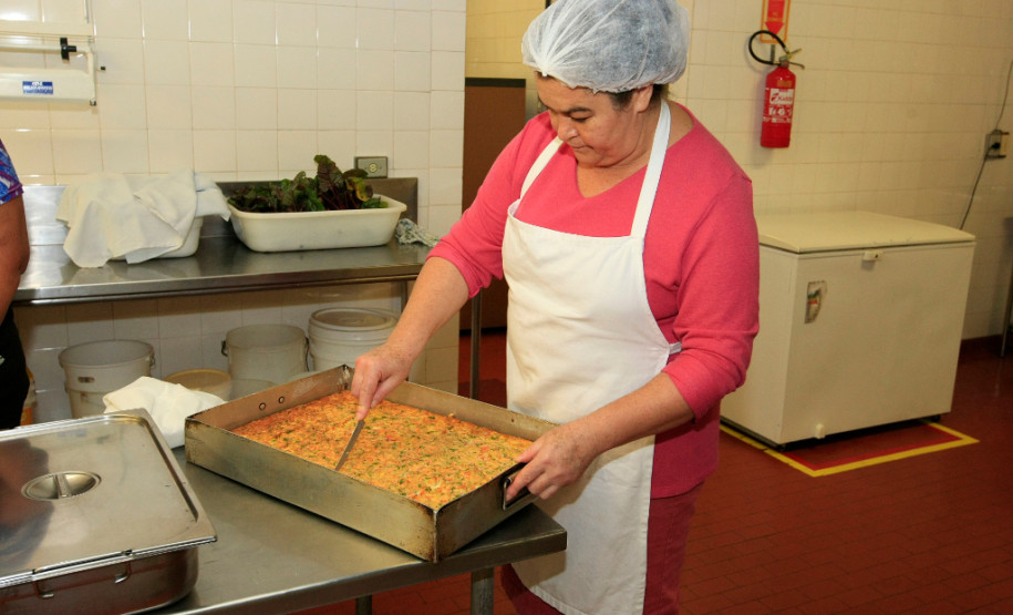 O cardápio da merenda servida diariamente para um milhão de alunos das escolas estaduais foi reforçado com a inclusão de ovos nas receitas. O Governo do Estado entregou mais de 1,4 milhão de dúzias de ovos às escolas e também receituários produzidos por nutricionistas da Secretaria de Estado da Educação para auxiliar os cozinheiros na elaboração dos pratos. Na foto, merenda no Centro Estadual de Educação Profissional (CEEP) Newton Freire Maia, em Pinhais, na Região Metropolitana de Curitiba.