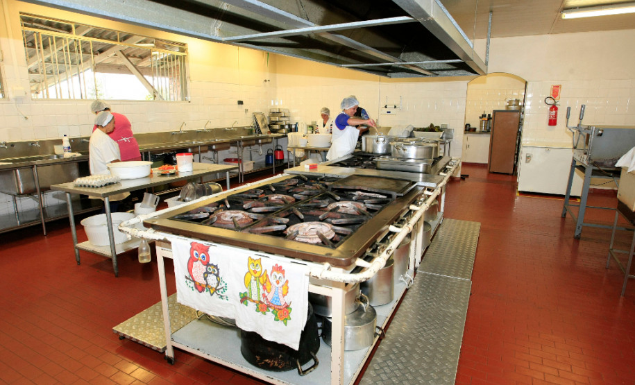 O cardápio da merenda servida diariamente para um milhão de alunos das escolas estaduais foi reforçado com a inclusão de ovos nas receitas. O Governo do Estado entregou mais de 1,4 milhão de dúzias de ovos às escolas e também receituários produzidos por nutricionistas da Secretaria de Estado da Educação para auxiliar os cozinheiros na elaboração dos pratos. Na foto, merenda no Centro Estadual de Educação Profissional (CEEP) Newton Freire Maia, em Pinhais, na Região Metropolitana de Curitiba.