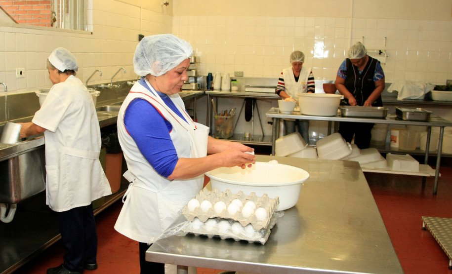 O cardápio da merenda servida diariamente para um milhão de alunos das escolas estaduais foi reforçado com a inclusão de ovos nas receitas. O Governo do Estado entregou mais de 1,4 milhão de dúzias de ovos às escolas e também receituários produzidos por nutricionistas da Secretaria de Estado da Educação para auxiliar os cozinheiros na elaboração dos pratos. Na foto, merenda no Centro Estadual de Educação Profissional (CEEP) Newton Freire Maia, em Pinhais, na Região Metropolitana de Curitiba.